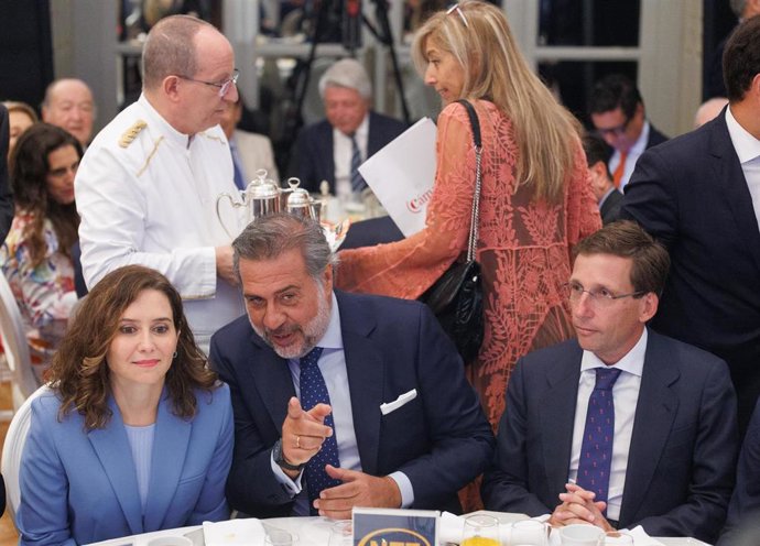 (I-D) La presidenta de la Comunidad de Madrid, Isabel Díaz Ayuso; el presidente de la Cámara Oficial de Comercio, Industria y Servicios de Madrid, Ángel Asensio y el alcalde de Madrid, José Luis Martínez-Almeida, 