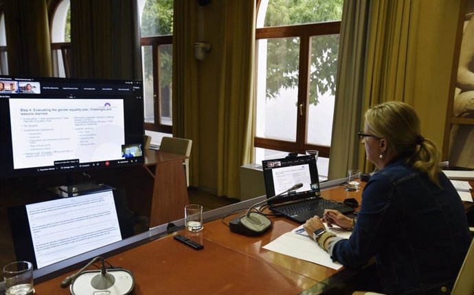 La presidenta de la Asamblea de Extremadura, Blanca Martín, en la reunión por videoconferencia de expertos del Instituto Europeo de Igualdad de Género sobre planes de igualdad en los parlamentos.