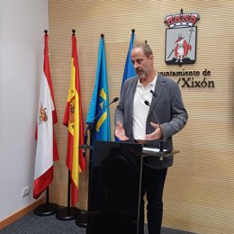 El concejal del Grupo Municipal Socialista del Ayuntamiento de Gijón Constantino Vaquero, en rueda de prensa en el Consistorio gijonés.