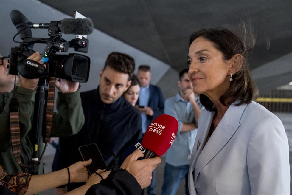 La portavoz del Grupo Municipal Socialista en el Ayuntamiento de Madrid, Reyes Maroto, atiende a los medios durante el acto de aniversario del Consejo de la Juventud de España