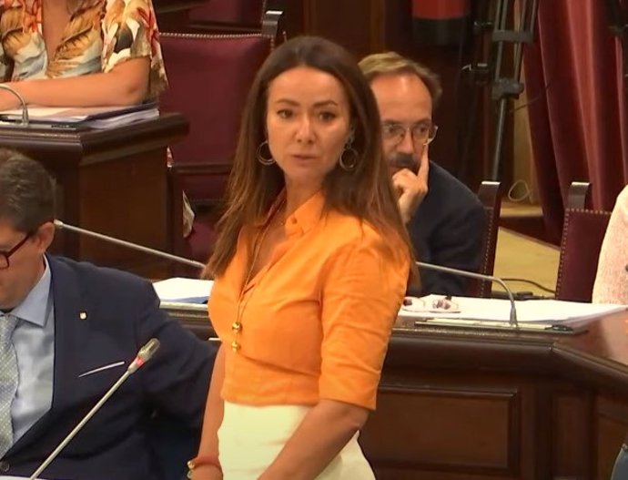 La consellera de Vivienda, Territorio y Movilidad, Marta Vidal, en el pleno del Parlament.