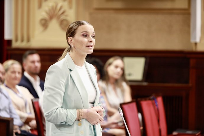 La presidenta del Govern, Marga Prohens, durante el pleno.