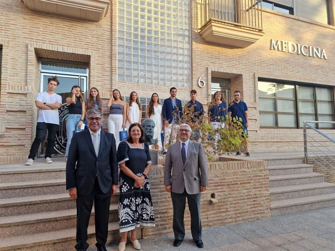 La presidenta de la UCAM, María Dolores García; el decano de la Facultad de Medicina, Jerónimo Lajara, y el profesor de la Facultad, Pedro Manonelles, con los alumnos con mejores expedientes de cada curso vigente del título, junto al busto de Hipócrates