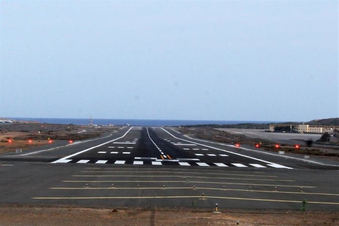 Archivo - Pista del aeropuerto de Gran Canaria
