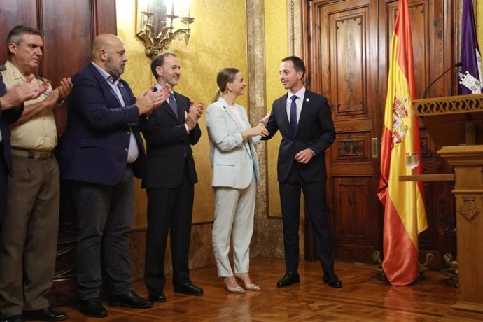 El presidente del Consell de Mallorca, Lloren Galmés, la preidenta del Govern, Marga Prohens, el presidente del Parlament, Gabriel Le Senne, y el alcalde de Palma, Jaime Martínez, en el acto de presentación del pergamino.