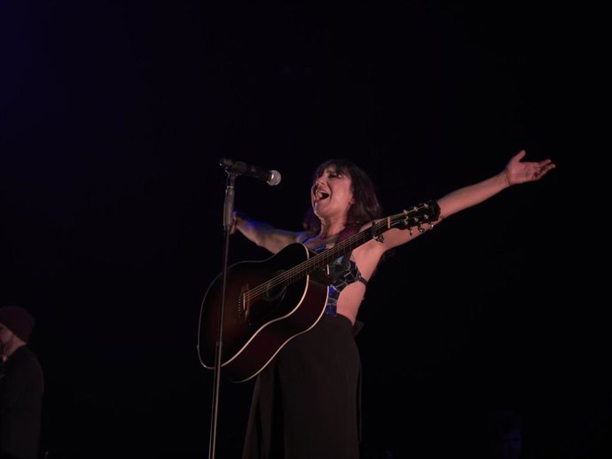 Archivo - La cantante Eva Amaral durnate un concierto en Pamplona. 