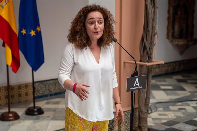 La portavoz de Por Andalucía, Inmaculada Nieto, en rueda de prensa tras una reunión con el presidente de la Junta de Andalucía, Juanma Moreno. (Foto de archivo).