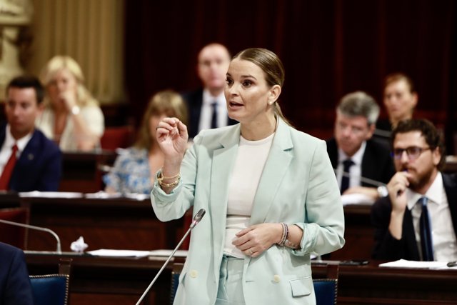La presidenta del Govern, Marga Prohens, durante el pleno.
