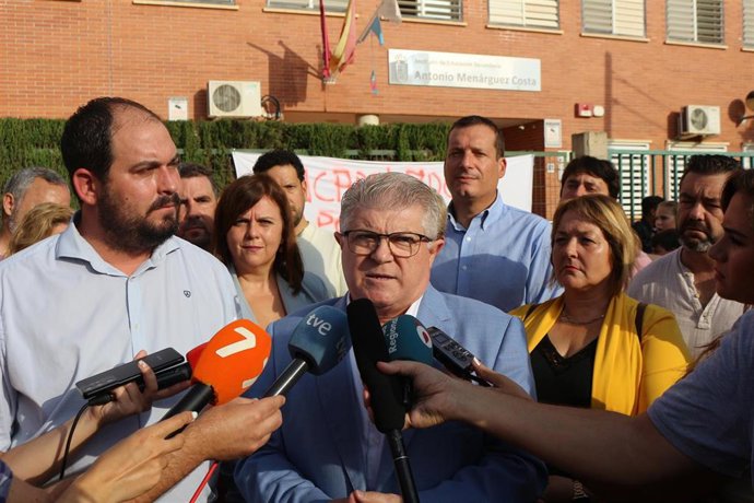 El secretario general del PSOE de la Región de Murcia y portavoz del Grupo Parlamentario Socialista, José Vélez, en la concentración convocada por las AMPA a las puertas del IES Menárguez Costa de Los Alcázares