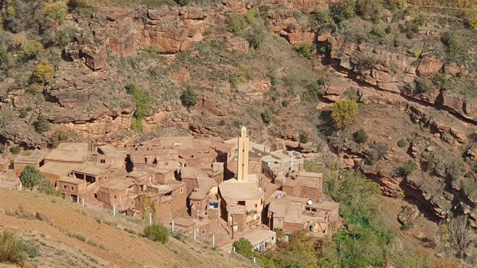 Población típica de montaña en la parte norte del Atlas, con construcciones tradicionales de piedra y adobe, antes del terremoto.