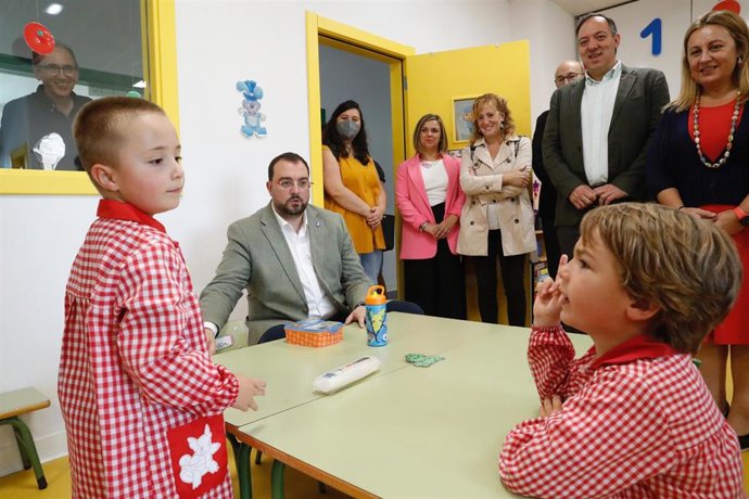 Adrián barbón en un colegio de Villaviciosa en el inicio de curso.