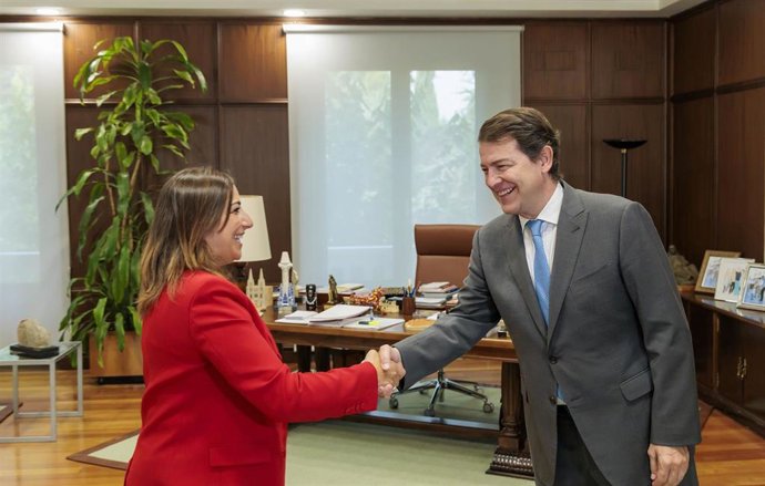 Fernández Mañueco recibe a Miriam Andrés en su despacho