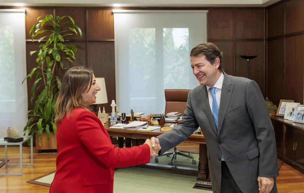 Fernández Mañueco recibe a Miriam Andrés en su despacho