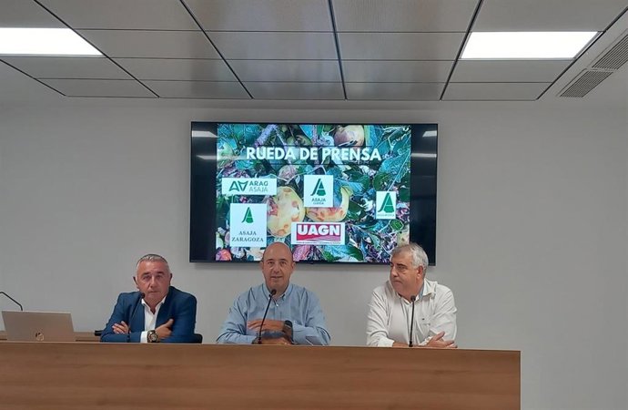 El secretario general de ARAG ASAJA, Igor Fonseca, ha comparecido en rueda de prensa junto a Luis Miguel Serrano, secretario de UAGN (Unión de Agricultores y Ganaderos de Navarra) y el presidente de ASAJA Lleida, Pere Roqué.