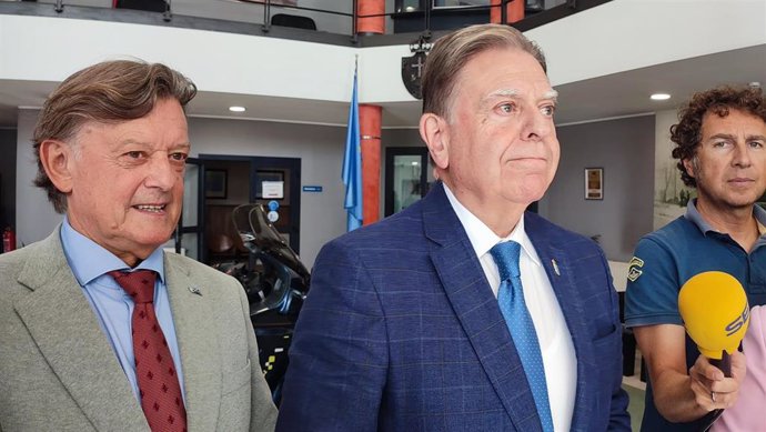 El alcalde de Oviedo, Alfredo Canteli, junto al concejal de Seguridad Ciudadana, José Ramón Prado, en las dependencias de la Policía Local de Oviedo.