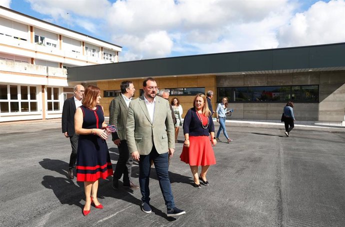 El presidente del Principado, Adrián Barbón, durante la visita a las obras de reforma y ampliación del Colegio Público Maliayo, en Villaviciosa, con motivo del inicio del curso escolar.