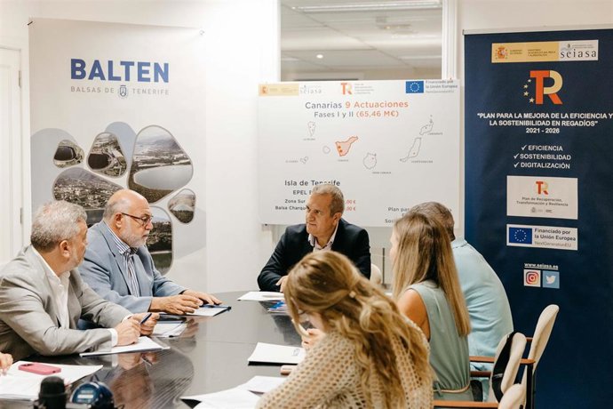 El consejero de Sector Primario del Cabildo de Tenerife, Valentín González, en una reunión con SEIASA para abordar obras en agua regenerada