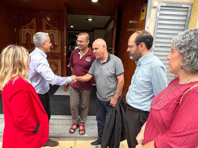 Varios representantes del PSOE mantienen un encuentro con representantes de la colonia marroquí en Torrelavega tras el terremoto