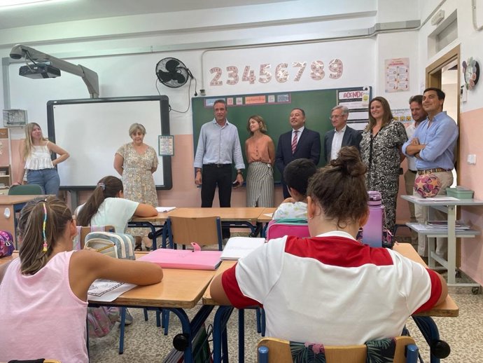 Visita de la Junta y el Ayuntamiento al CEIP Miguel Hernández, que estrena sistema de bioclimatización este curso 2023/2024.