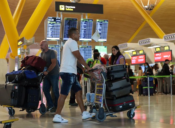 Varias personas con maletas en el Aeropuerto Adolfo Suárez-Madrid Barajas, a 1 de septiembre de 2023, en Madrid (España). 