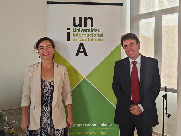 Los directores del curso 'Perspectivas de la vivienda en la costa mediterránea española' de la UNIA, María del Carmen García Peña y Ricardo Urrestarazu Capellán, en la sede Tecnológica en Málaga.