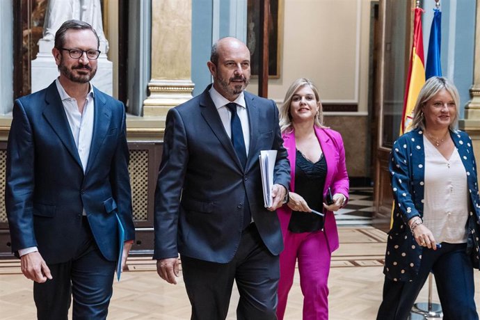 (I-D) El vicepresidente primero de la Mesa del Senado, Javier Maroto; el presidente del Senado, Pedro Rollán; la secretaria primera de la Mesa del Senado, Eva Ortiz y la secretaria segunda, María Mar Blanco, a su llegada a una reunión de la Mesa del Sen