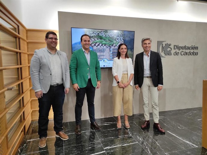 El vicepresidente primero y delegado de Infraestructuras, Sostenibilidad y Agricultura de la Diputación de Córdoba, Andrés Lorite (dcha.), en la presentación de Agropriego.