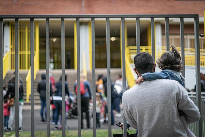 Archivo - Padres y alumnos a las puertas de un centro escolar