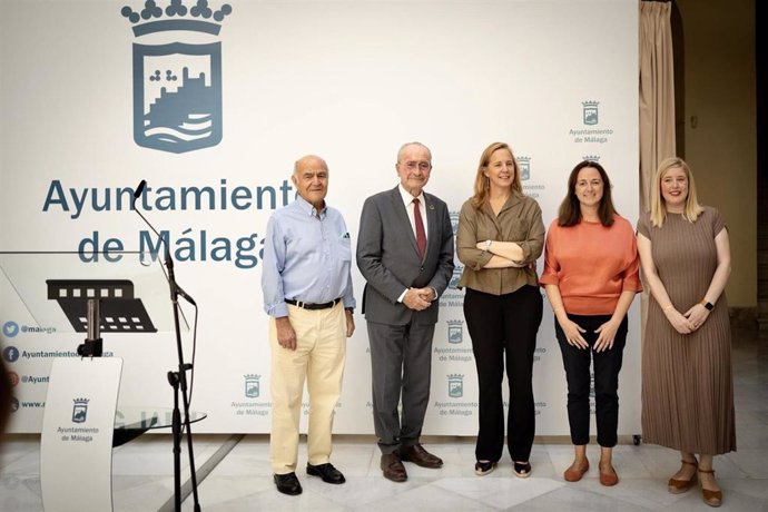 Presentación del ciclo 'El corazón manda. Cultura, poesía, actualidad' en el Ayuntamiento de Málaga.