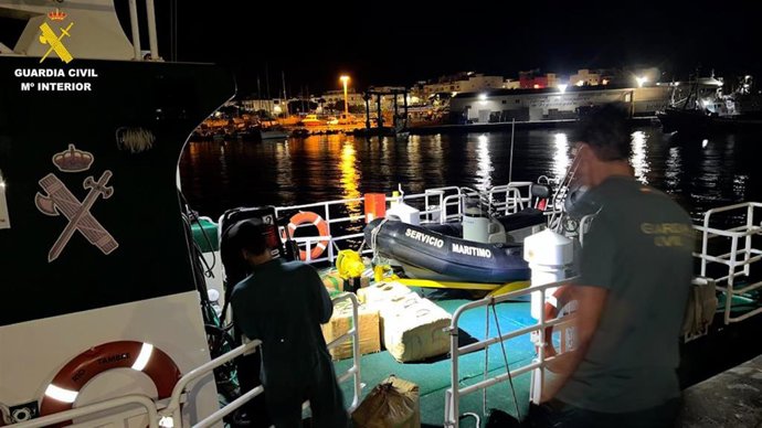 Patrullera de la Guardia Civil con los fardos de hachís intervenidos