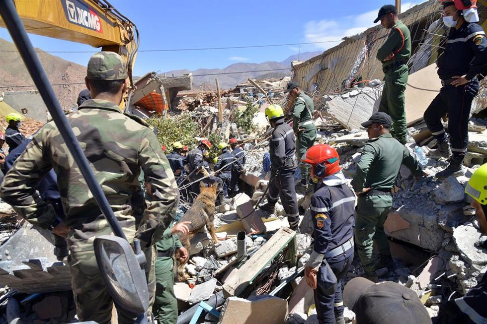 Despliegue de los servicios de emergencia en un pueblo cerca de Marrakech tras el terremoto