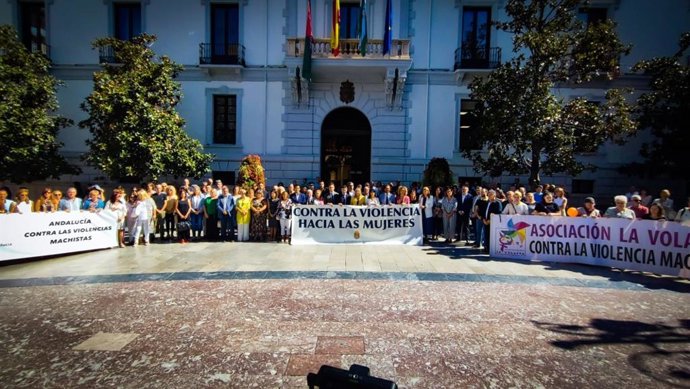 Concentración silenciosa por la última víctima de la violencia machista en Granada.