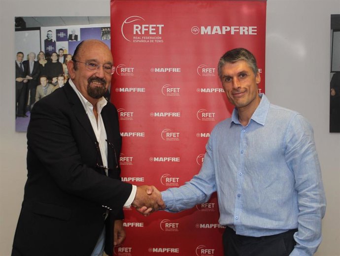 El presidente de la RFET, Miguel Díaz Román, y el presidente del comité que gestionará el pickleball en la entidad, Roberto Pérez.