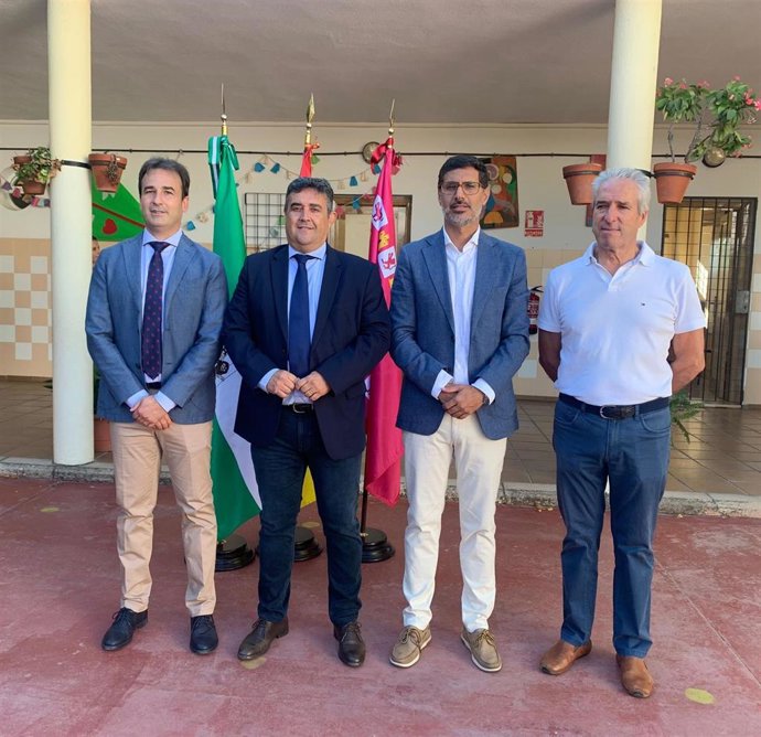El delegado de la Junta en Huelva, José Manuel Correa, junto con el delegado territorial de Desarrollo Educativo y Formación Profesional, Carlos Soriano, inaugura el curso en el CEIP San Walabonso de Niebla.