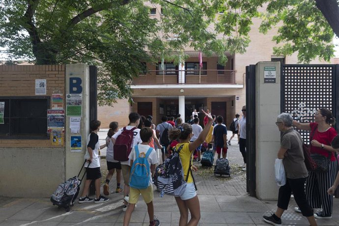 Archivo - Aumnos de un centro público en Sevilla capital. 