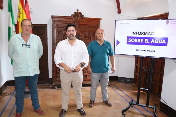 El alcalde (en el centro) junto a responsables de servicios municipales informan del estado de las redes de suministro de agua potable en una rueda de prensa.