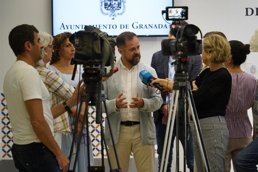 Juanjo Ibáñez atiende a los medios