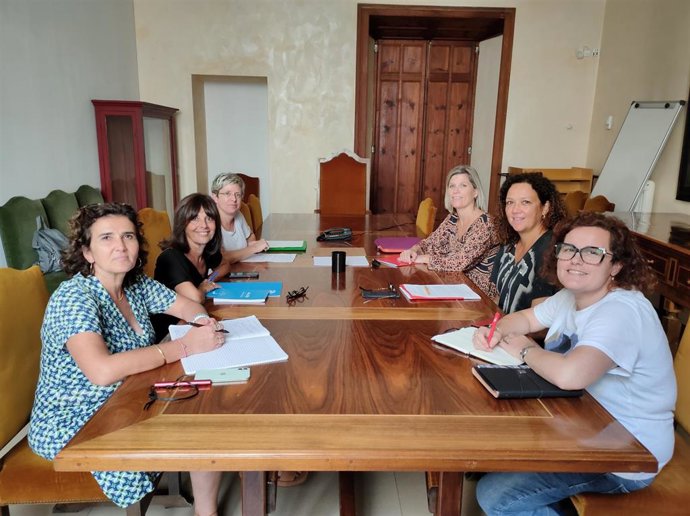 Algunos miembros del Grupo Socialista reunidos con el sector educativo