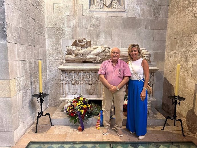 Ex cargos de UM, Miquel ngel Borrás y Cristina Cerdó, en la ofrenda floral al Rei en Jaume en la Diada de Mallorca.