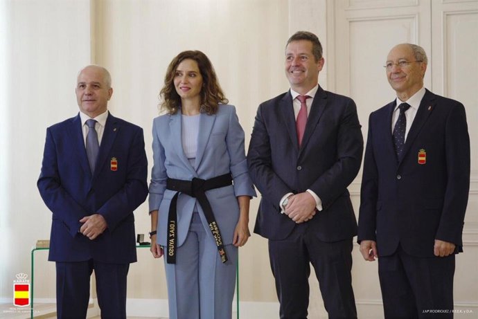 Isabel Díaz Ayuso recibe la Insignia de Oro de la Real Federación Española de Kárate y Disciplinas Asociadas