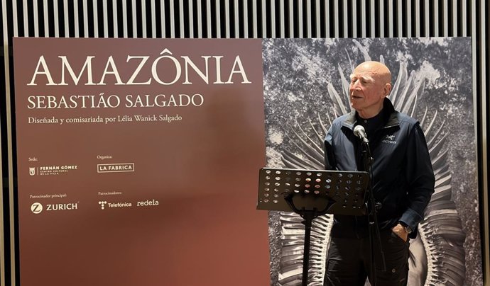 El fotógrafo brasileño Sebastiao Salgado en la presentación de la exposición 'Amazonia' en el Fernán Gómez Centro Cultural