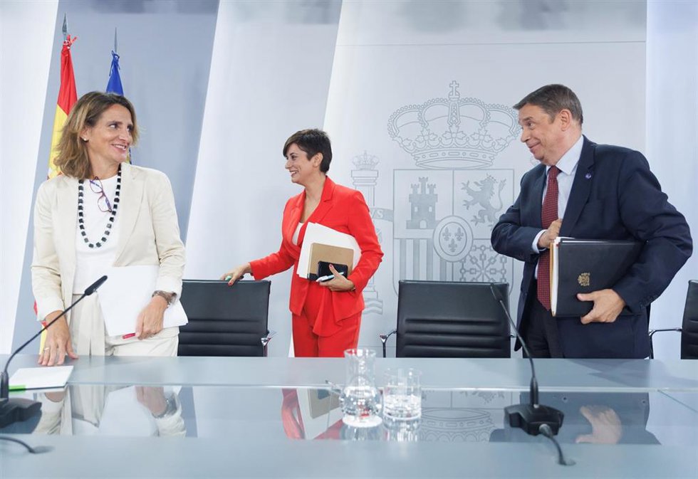 (I-D) La vicepresidenta tercera del Gobierno y ministra para la Transición Ecológica y Reto Demográfico en funciones, Teresa Ribera; la ministra Portavoz y de Política Territorial en funciones, Isabel Rodríguez, y el ministro de Agricultura, Pesca y Ali
