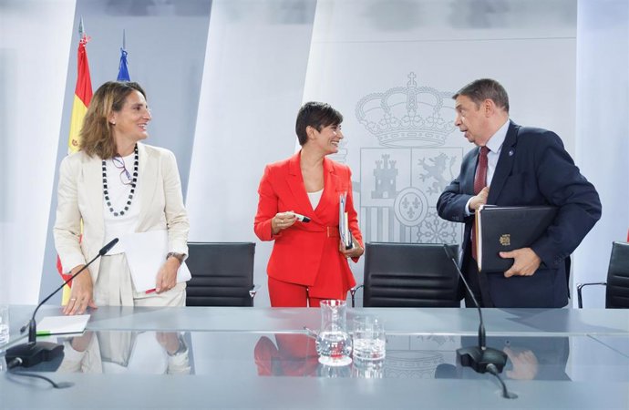La vicepresidenta tercera  en funciones, Teresa Ribera; la ministra Portavoz y de Política Territorial en funciones, Isabel Rodríguez, y el ministro de Agricultura, Pesca y Alimentación en funciones, Luis Planas,