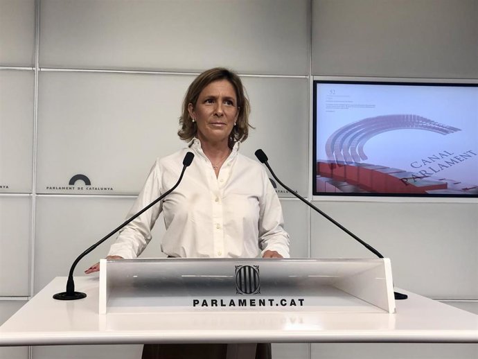 La diputada de Vox María Elisa García Fuster en una rueda de prensa en el Parlament