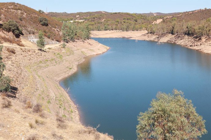 Vista general del Pantano de Aznalcóllar, a 29 de agosto de 2023 en Sevilla (Andalucía, España). La Diputación de Sevilla ha convocado para este martes una sesión de la Mesa Provincial de la Sequía con el fin de evaluar la situación hidrológica de la pr