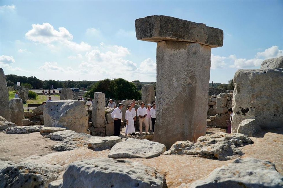 Visita de la presidenta del Govern, Marga Prohens, al yacimiento Torralba d'en Salort, en Menorca, con motivo de la candidatura de Menorca Talaitica para ser declarada patrimonio mundial de la Unesco.