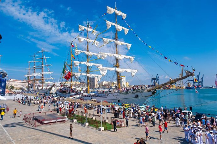Uno de los barcos atracados en el muelle durante la Regata de Grandes Veleros 2023 celebrada en Cádiz