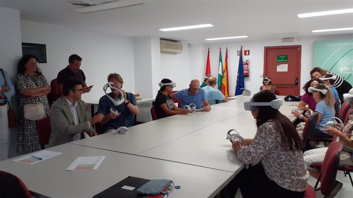 El delegado de Empleo con participantes en el proyecto de realidad virtual del SAE.