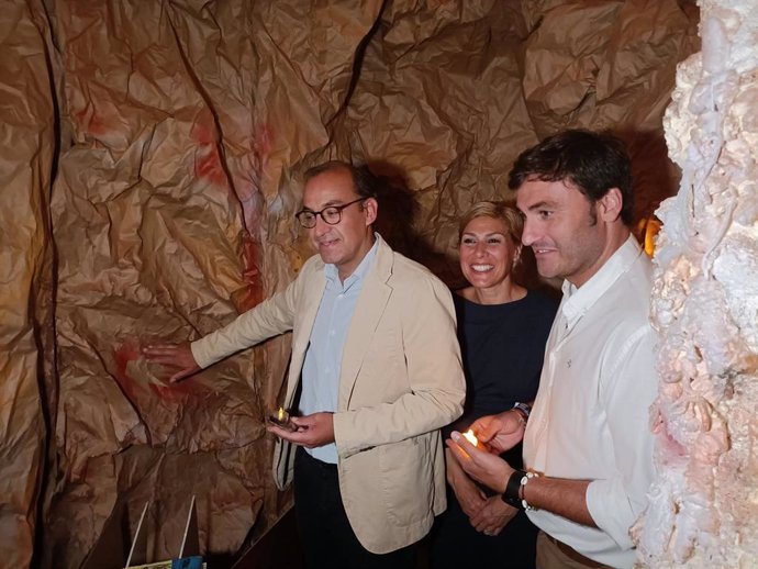 El alcalde de Cáceres, Rafael Mateos, y los concejales de Turismo, Raquel Preciados, y Cultura, Jorge Suárez, en la recreación de la cueva en la Casa Torremochada