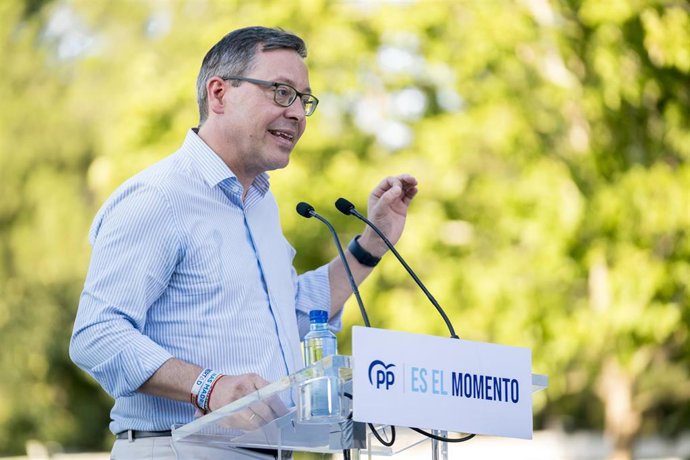 Archivo - El secretario general del PP de Madrid, Alfonso Serrano, durante un encuentro de campaña para las elecciones del 23J, en el Parque Finca Liana, a 12 de julio de 2023, en Móstoles, Madrid (España). 